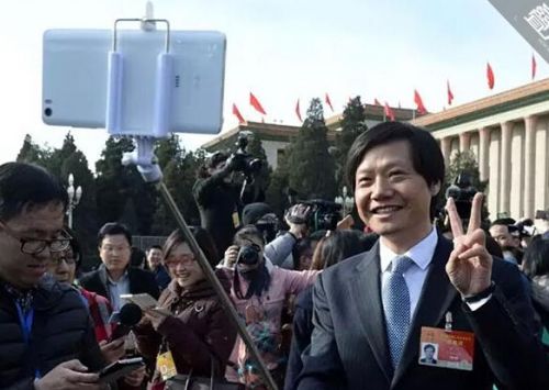 迅速火起来的名人同款:雷军自拍神器、马云毛衣成爆款